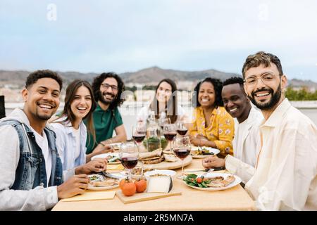 Eine Gruppe von Freunden versammelte sich im Able und genoss das grillfest zur Sommerparty Stockfoto