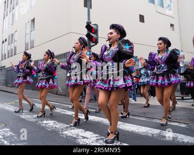 Eine Tanzgruppe von Frauen, die traditionelle Kostüme vom Virgen of Candelaria Festival trugen, ging in die Straßen der Innenstadt von Lima, um eine Folklore-Parade zu veranstalten. In Lima ist es Tradition geworden, dass Andenmigranten jeden Sonntag Volksparaden veranstalten. Stockfoto