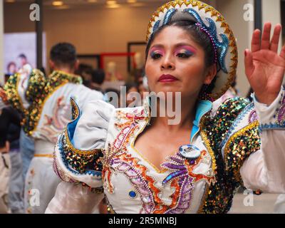 Eine Tanzgruppe von Frauen, die traditionelle Kostüme vom Virgen of Candelaria Festival trugen, ging in die Straßen der Innenstadt von Lima, um eine Folklore-Parade zu veranstalten. In Lima ist es Tradition geworden, dass Andenmigranten jeden Sonntag Volksparaden veranstalten. Stockfoto