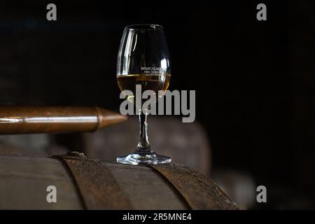 Whisky-Fässer, die bereit sind, mit einem Kupferspirituosen-Dieb in der Bruichladdich-Destillerie auf der Insel Islay in den Innenhebriden von Schottland, Großbritannien, zu probieren Stockfoto