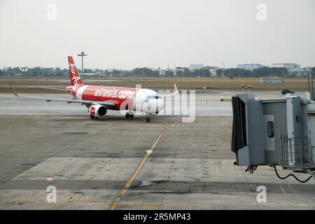 Ho Chi Minh, Vietnam, MÄRZ 30,2019 : ein Flugzeug von Air Asia (Billigfluggesellschaft) nähert sich dem Passagierterminal am internationalen Flughafen Tan Son Nhat Stockfoto