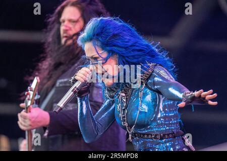 04. Juni 2023, Rheinland-Pfalz, Nürburg: Alissa White-Gluz, Sängerin der schwedischen melodischen Death Metal Band Arch Enemy, tritt auf der Mandora-Bühne beim Rock am Ring Festival im Nürburgring auf. Foto: Thomas Frey/dpa Stockfoto