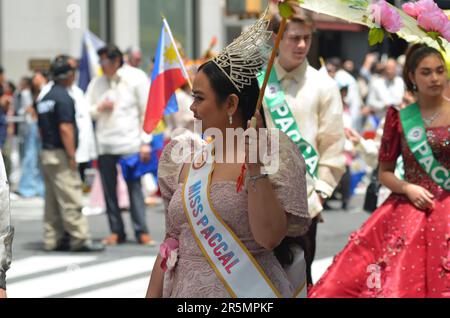 New York, Usa. 04. Juni 2023. Die Teilnehmer marschieren während der jährlichen Philippine Day Parade in New York City entlang der Madison Avenue, Manhattan. (Foto: Ryan Rahman/Pacific Press) Kredit: Pacific Press Media Production Corp./Alamy Live News Stockfoto