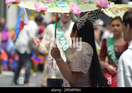 New York, Usa. 04. Juni 2023. Die Teilnehmer marschieren während der jährlichen Philippine Day Parade in New York City entlang der Madison Avenue, Manhattan. (Foto: Ryan Rahman/Pacific Press) Kredit: Pacific Press Media Production Corp./Alamy Live News Stockfoto