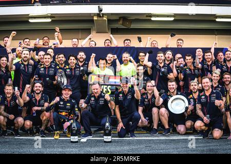 Montmelo, Spanien. 4. Juni 2023. MAX VERSTAPPEN (NED) und das gesamte Team von Red Bull feiern ihren Sieg auf dem Circuit de Barcelona Credit: Matthias Oesterle/Alamy Live News Stockfoto