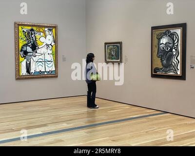 Eine Frau, die Bilder von Pablo Picasso ansieht County Museum of Art (LACMA) in Los Angeles, Kalifornien, USA Stockfoto