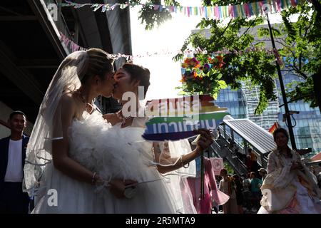 Bangkok, Thailand. 4. Juni 2023. Demonstranten in Brautkostümen küssen sich während der Bangkok Pride Parade. (Kreditbild: © Valeria Mongelli/ZUMA Press Wire) NUR REDAKTIONELLE VERWENDUNG! Nicht für den kommerziellen GEBRAUCH! Stockfoto