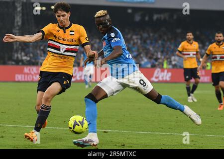 Neapel, Italien. 04. Juni 2023. Victor Osimhen von SSC Napoli und Alessandro Zanoli von UC Sampdoria treten am 04. Juni 2023 im Stadio Diego Armando Maradona, Neapel, Italien, um den Ball beim Spiel der Serie A zwischen SSC Napoli und UC Sampdoria an. Kredit: Nicola Ianuale/Alamy Live News Stockfoto