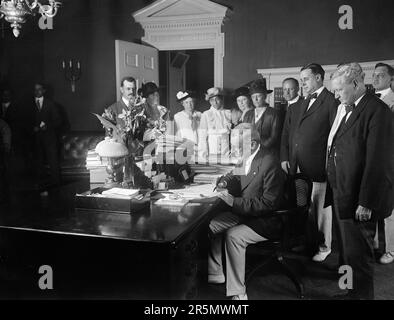 USA Präsident Woodrow Wilson unterzeichnet Keating-Owen Child Labor Act, auch bekannt als Wick's Bill, Washington, DC, USA, Harris & Ewing, 29. Februar 1926 Stockfoto