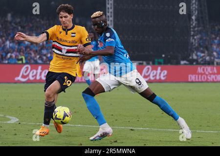 Neapel, Italien. 04. Juni 2023. Victor Osimhen Spieler von Neapel und Alessandro Zanoli Spieler von Sampdoria, während des Spiels der italienischen Serie A zwischen Neapel und Sampdoria Endergebnis, Neapel 2, Sampdoria 0, gespielt im Stadion Diego Armando Maradona. Kredit: Vincenzo Izzo/Alamy Live News Stockfoto