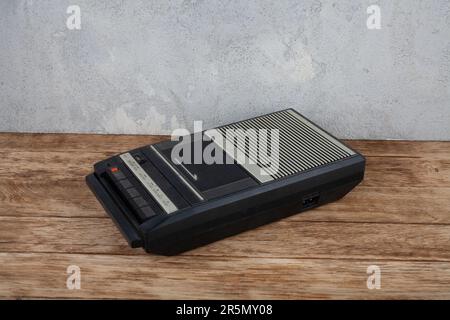 Klassischer tragbarer Stereo-Kassettenrekorder aus dem Jahr 80s Stockfoto