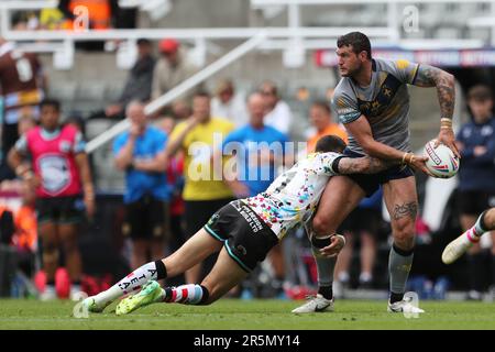 Newcastle, Großbritannien. 4. Juni 2023Jay Pitts von Wakefield Trinity entlädt sich, nachdem Lachlan Lam während des Spiels der Betfred Super League zwischen dem Hull Football Club und Warrington Wolves in St. James's Park, Newcastle, Sonntag, den 4. Juni 2023. (Foto: Mark Fletcher | MI News) Guthaben: MI News & Sport /Alamy Live News Stockfoto