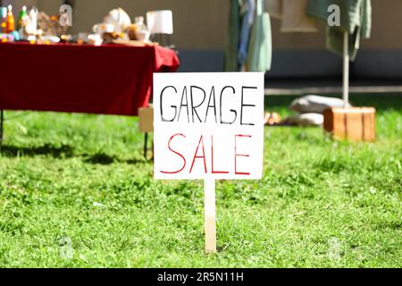 Unterschreiben Sie den Garagenverkauf auf Pappe im Hof Stockfoto