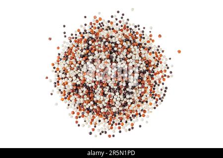 Quinoa-Samen, Draufsicht isoliert auf weiß. Rohes gemischtes dreifarbiges Amarantkorn. Glutenfreies Müsli. Stockfoto