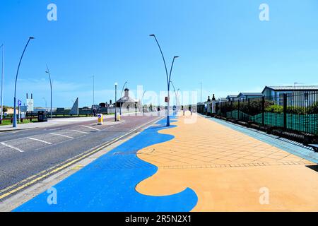 South Promenade farbenfroher Fußweg an der Küste bei South Shields vor tiefblauem Himmel Stockfoto