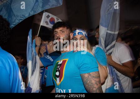 Napoli Supporters während der Siegesfeier der italienischen Serie A Scudetto, Piazza Plebiscito, Neapel, Italien, 4. Juni, 2023. ©Foto: Cinzia Camela. Stockfoto