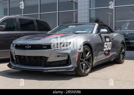 Plainfield - ca. Juni 2023: Ausstellung von Chevrolet Camaro in einem Händlerbetrieb. Chevy, das offizielle Auto des Indy 500, stellt Autos, Lastwagen und SUVs für das IMS bereit. Stockfoto