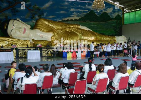 Bogor, West Java, Indonesien. 4. Juni 2023. Buddhistische Anhänger beten im Buddha Dharma & 8 Pho Sat Tempel als Teil der Feierlichkeiten zum Vesak Day in Bogor, West Java, Indonesien am 4. Juni 2023. Buddhisten in Indonesien feierten am Sonntag den Vesak-Tag, um die Geburt, Erleuchtung und den Tod Buddhas vor mehr als 2.000 Jahren zu ehren. (Kreditbild: © Adriana Adie/ZUMA Press Wire) NUR REDAKTIONELLE VERWENDUNG! Nicht für den kommerziellen GEBRAUCH! Stockfoto