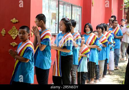 Bogor, West Java, Indonesien. 4. Juni 2023. Buddhistische Anhänger beten im Buddha Dharma & 8 Pho Sat Tempel als Teil der Feierlichkeiten zum Vesak Day in Bogor, West Java, Indonesien am 4. Juni 2023. Buddhisten in Indonesien feierten am Sonntag den Vesak-Tag, um die Geburt, Erleuchtung und den Tod Buddhas vor mehr als 2.000 Jahren zu ehren. (Kreditbild: © Adriana Adie/ZUMA Press Wire) NUR REDAKTIONELLE VERWENDUNG! Nicht für den kommerziellen GEBRAUCH! Stockfoto