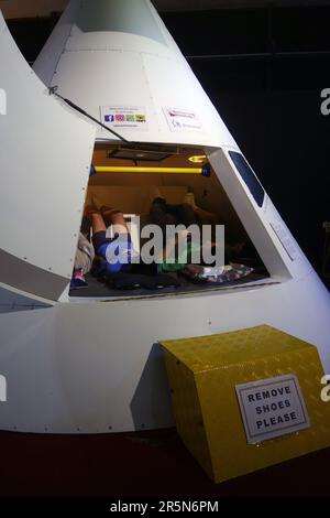Personen im Apollo 11-Startsimulator, Carnarvon Space Museum, Westaustralien. Kein MR oder PR Stockfoto