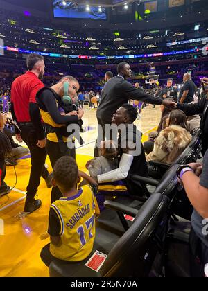 Los Angeles, USA. 22. Mai 2023. Basketball: NBA, Play-off Round, Western Conference, Conference Finals, Spieltag 4, Los Angeles Lakers – Denver Nuggets: NBA-Profi Dennis Schröder (r) spricht vor dem Spiel mit seiner Frau Ellen Schröder und seinen drei Kindern. Kredit: Maximilian Haupt/dpa/Alamy Live News Stockfoto