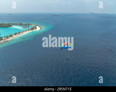 Luftaufnahme, Paraglider auf Paradise Island mit Wasser-Bungalows, Indischer Ozean, Lankanfushi, North Male Atoll, Malediven Stockfoto
