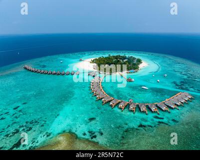 Luftblick, Malediven, North Male Atoll, Indischer Ozean, Thulhagiri Island Resort mit Wasser Bungalows Stockfoto