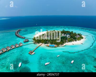 Luftblick, Malediven, North Male Atoll, Indischer Ozean, Thulhagiri Island Resort mit Wasser Bungalows Stockfoto