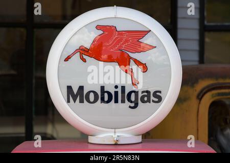 Rosalia, WA, USA - 23. Mai 2023; Mobilegas pegasus Flyiing Horse Emblem auf alter Zapfsäule in Nahaufnahme Stockfoto