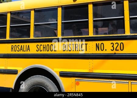 Rosalia, WA, USA - 23. Mai 2023; Namensdetails auf der Seite des gelben Schulbusses für Rosalia School District im Staat Washington Stockfoto