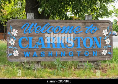 Clarkston, WA, USA - 22. Mai 2023; Holzschild „Welcome to Clarkston Washington“ in Asotin County Stockfoto