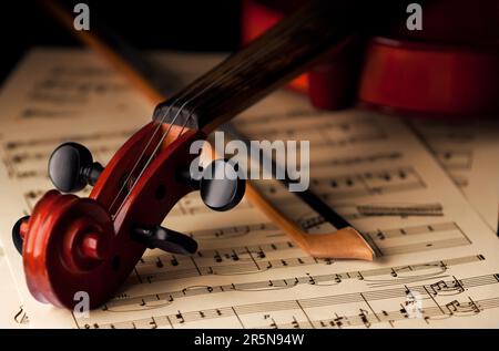 Geige und Schleife auf klassischen Noten Stockfoto