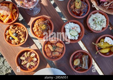 Tapas auf vielen kleinen Tellern Stockfoto