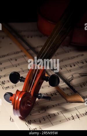 Geige und Schleife auf klassischen Noten Stockfoto