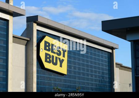 Bellevue, WA, USA - 04. Juni 2023; Schild bei Best Buy Consumer Elctronics Retailer in Bellevue Washington Stockfoto
