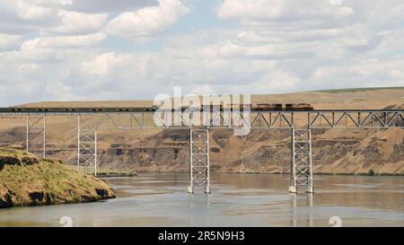 Washtucna, WA, USA - 25. Mai 2023; Güterzug der Union Pacific über die Joso High Bridge im Bundesstaat Washington über dem Snake River Stockfoto