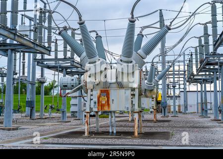 Städtische elektrische Umspannwerke und ihre verschiedenen Komponenten Stockfoto