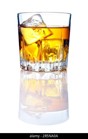 Whiskeyglas mit Eiswürfeln und Reflexionen Stockfoto