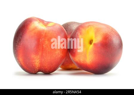 Frische reife Pfirsiche, isoliert auf weiss Stockfoto