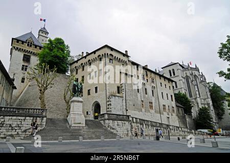 Denkmal für Joseph und Xavier de Maistre, Schloss, Chambery Castle, ehemalige Residenz der Herzöge von Savoyen, Rhone-Alpes, Frankreich Stockfoto