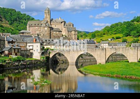 Pont sur le Lot, River Lot, Blick auf Chateau d'Estaing, 15. Jahrhundert, Art of St. James, Departement Aveyron, Midi-Pyrenäen, Frankreich Stockfoto