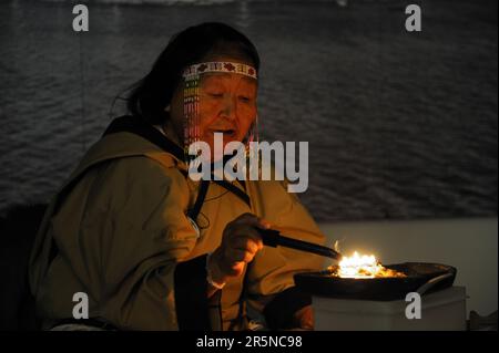 Inuit Shaman verbrennt Öl bei Zeremonie, Pond Inlet Settlement, Baffin Island, Nunavut, Kanada, Beschwörung, Schamane, Inuit, Eskimo, Schamane, Baffin Island Stockfoto