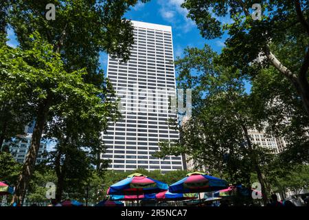 Das Grace Building überblickt den Bryant Park in Midtown Manhattan, New York City, USA 2023 Stockfoto