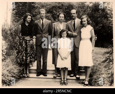 1954 Ca , Cascais , PORTUGAL : der letzte König von Italien UMBERTO II di SAVOIA ( 1904 - 1983 ) , das Re di Maggio im Mai 1946 , während eines offiziellen Besuchs seiner Familie im Exil . Auf diesem Foto mit seiner Frau, der ehemaligen Königin von Italien, Maria José von Belgien ( Marie , 1906 - 2001 ) und den Söhnen : MARIA PIA ( später di BORBONE PARMA , geb. 1934 ), VITTORIO EMANUELE Prinz von Neapel ( geb. 1937 ), MARIA GABRIELLA ( geb. 1940 ) und MARIA BEATRICE ( geb. 1943 ). Unbekannter Fotograf. - PORTOGALLO - ITALIA - CASA SAVOIA - REALI - SAVOY - ADEL - ADEL - GESCHICHTE - FOTO STORICHE - ROYAL - NOBILI - N Stockfoto