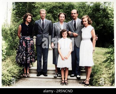 1954 Ca , Cascais , PORTUGAL : der letzte König von Italien UMBERTO II di SAVOIA ( 1904 - 1983 ) , das Re di Maggio im Mai 1946 , während eines offiziellen Besuchs seiner Familie im Exil . Auf diesem Foto mit seiner Frau, der ehemaligen Königin von Italien, Maria José von Belgien ( Marie , 1906 - 2001 ) und den Söhnen : MARIA PIA ( später di BORBONE PARMA , geb. 1934 ), VITTORIO EMANUELE Prinz von Neapel ( geb. 1937 ), MARIA GABRIELLA ( geb. 1940 ) und MARIA BEATRICE ( geb. 1943 ). Unbekannter Fotograf. DIGITAL KOLORIERT. - PORTOGALLO - ITALIA - CASA SAVOIA - REALI - SAVOY - ADEL - KÖNIGE - GESCHICHTE - FOTO STORICHE - Stockfoto