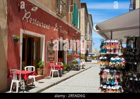 Allee in der Altstadt, L'Ile-Rousse, Korsika, Frankreich Stockfoto