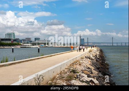 Promenade, Park Nations, Lisboa, Blick auf den Vasco da Gama Tower, Parque das Nacoes, ehemalige Expo 1998 Ausstellungsgelände, Lissabon, Portugal Stockfoto