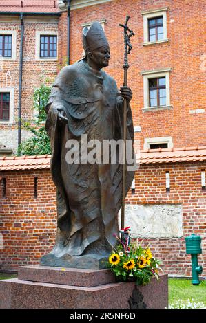 Johannes Paul 2. Denkmal, vor dem Dom Museum, Wawel, Krakau, Kleinpolen, Krakau, Polen Stockfoto