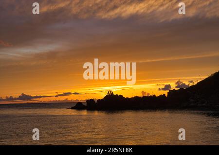 Wunderschöner Sonnenuntergang am Black Rock am Ka'anapali Beach auf Maui. Stockfoto