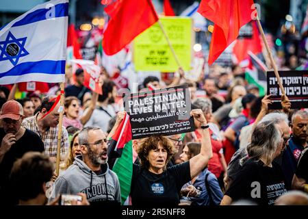 Tel Aviv, Israel. 03. Juni 2023. Israelische Anti-Besatzungsaktivisten halten während der Demonstration Plakate gegen die Besetzung des Westjordanlands. Zehntausende Demonstranten haben sich in Tel Aviv und anderen israelischen Städten zusammengeschlossen, um gegen die Pläne der Regierung von Ministerpräsident Benjamin Netanjahu zur Justizreform zu protestieren. Die Proteste, die jetzt in ihrer 22. Woche stattfinden, wurden am Samstag fortgesetzt, obwohl Netanjahu im März angekündigt hatte, dass die umstrittenen Rechtsvorschläge auf Eis gelegt würden. Kredit: SOPA Images Limited/Alamy Live News Stockfoto